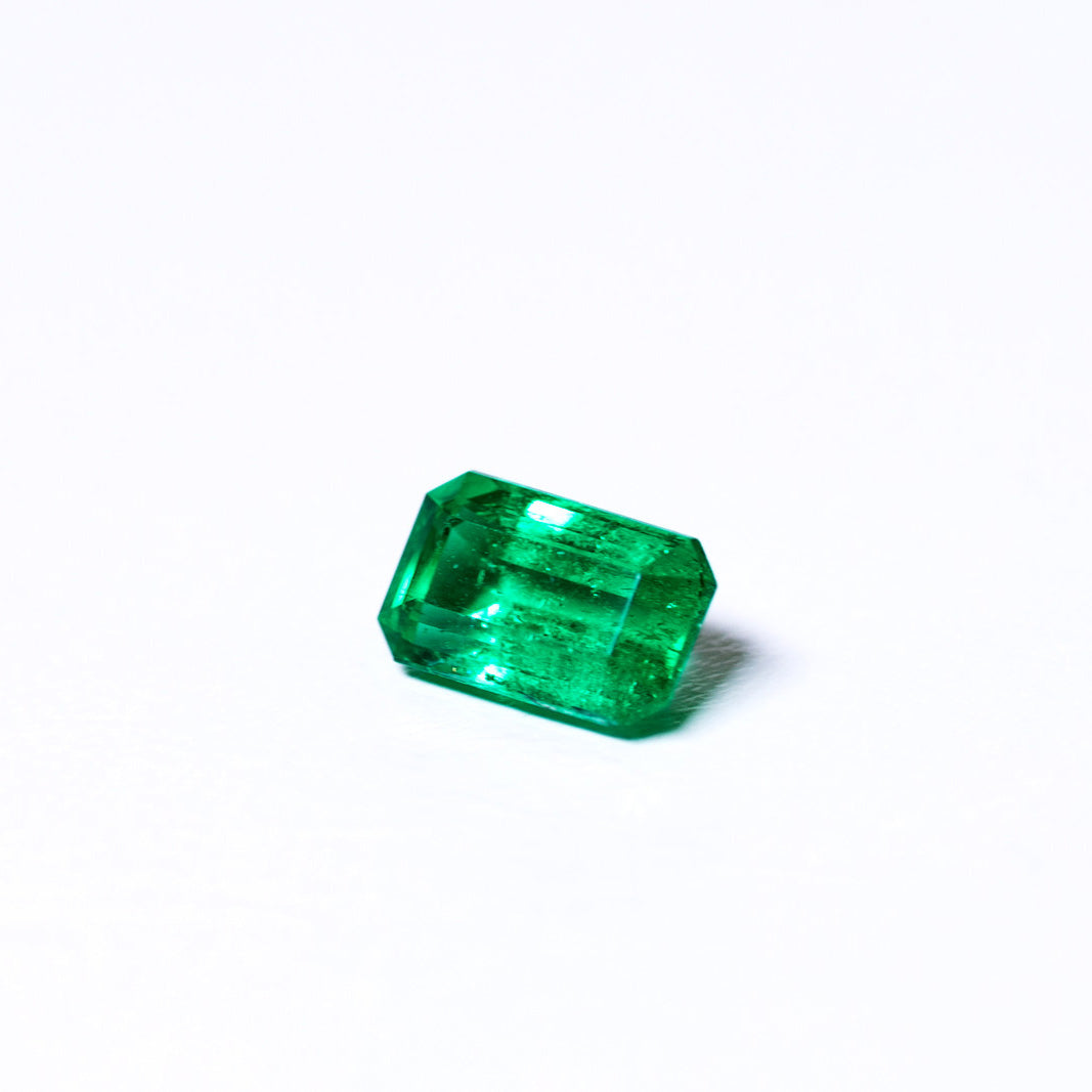 天然エメラルド 0.683ct コロンビア産 ノンオイル・ルース 撮影写真6｜J.C.BAR