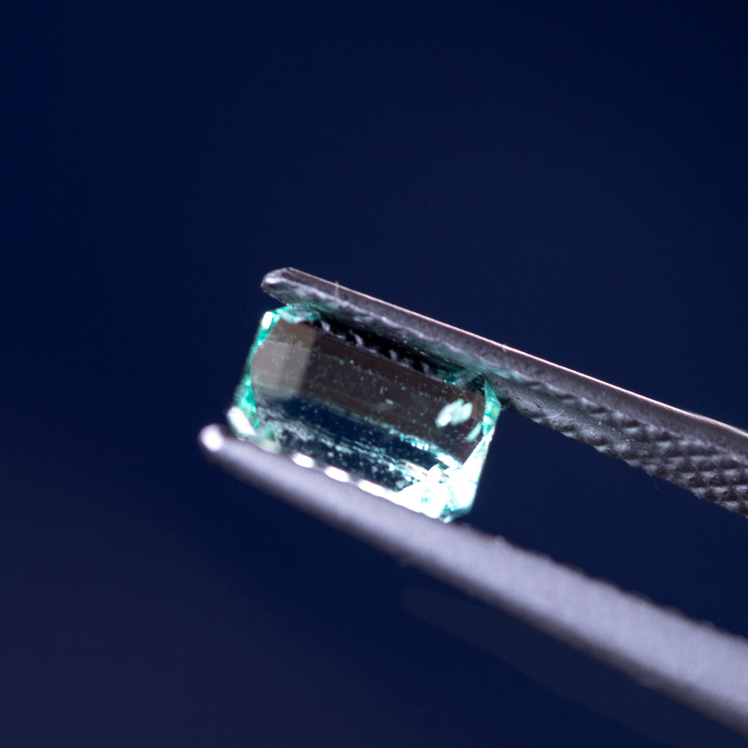天然エメラルド 0.768ct コロンビア産 ノンオイル・ルース 撮影写真9｜J.C.BAR