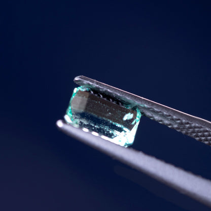 天然エメラルド 0.768ct コロンビア産 ノンオイル・ルース 撮影写真9｜J.C.BAR
