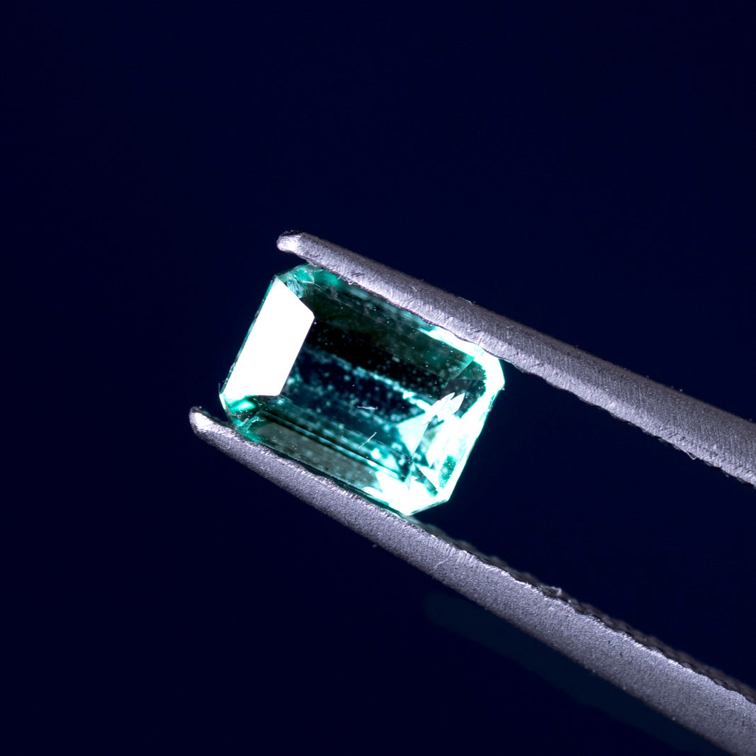 天然エメラルド 0.768ct コロンビア産 ノンオイル・ルース 撮影写真10｜J.C.BAR