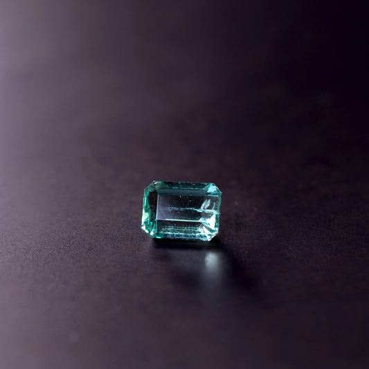 天然エメラルド 0.768ct コロンビア産 ノンオイル・ルース｜J.C.BAR