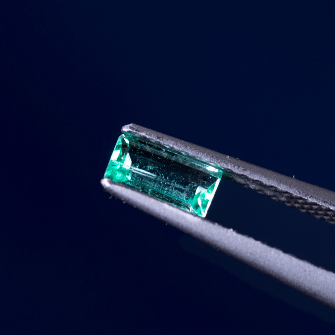 天然エメラルド 0.272ct コロンビア産 ノンオイル・ルース 撮影写真8｜J.C.BAR