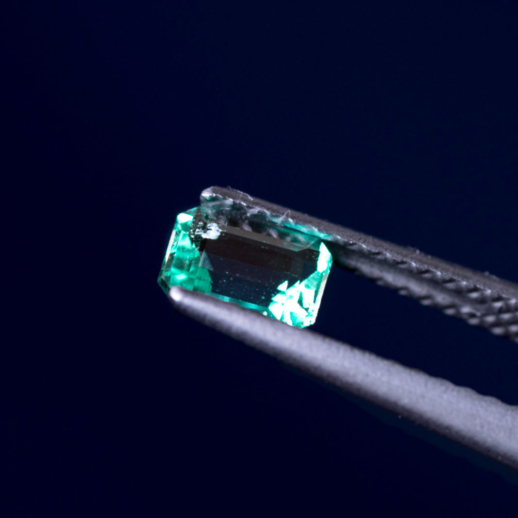 天然エメラルド 0.381ct コロンビア産 ノンオイル・ルース 撮影写真8｜J.C.BAR