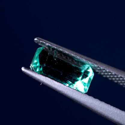 天然エメラルド 1.274ct コロンビア産 ノンオイル・ルース 撮影写真7｜J.C.BAR