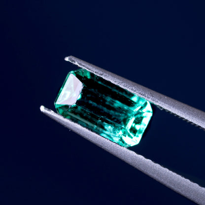 天然エメラルド 1.274ct コロンビア産 ノンオイル・ルース 撮影写真8｜J.C.BAR