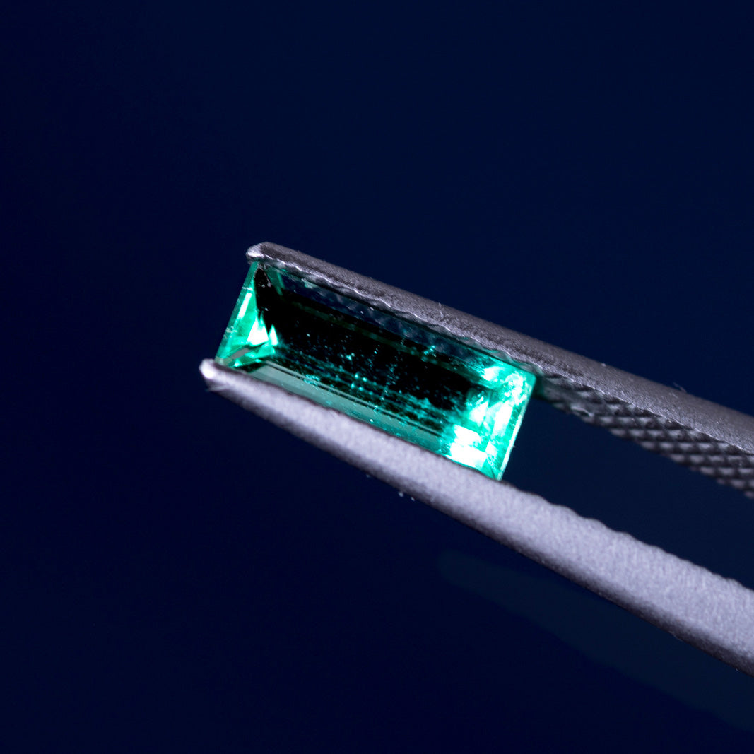天然エメラルド 0.563ct コロンビア産 ノンオイル・ルース 撮影写真8｜J.C.BAR