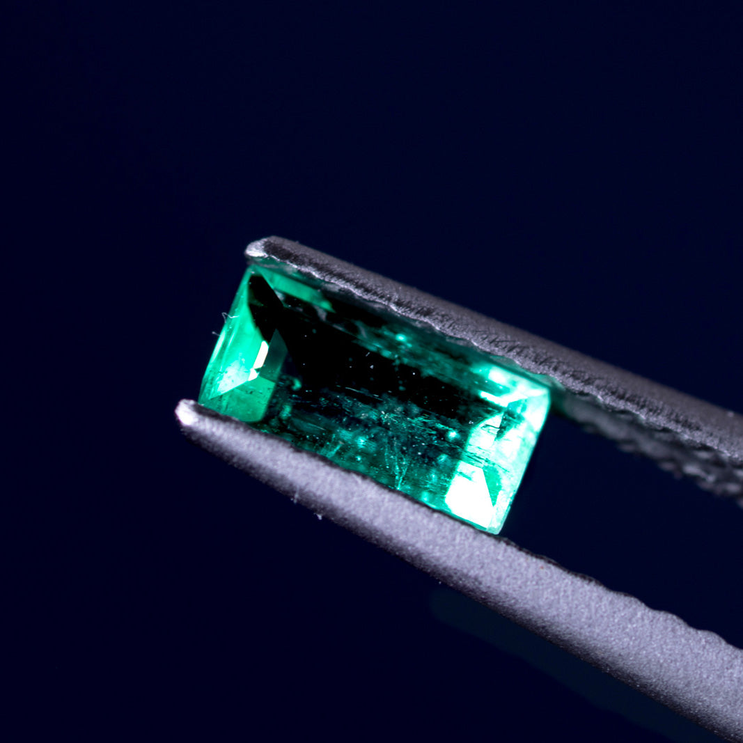 天然エメラルド 0.416ct コロンビア産 ノンオイル・ルース 撮影写真7｜J.C.BAR