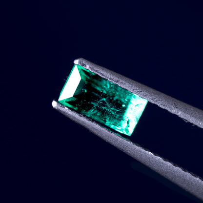 天然エメラルド 0.416ct コロンビア産 ノンオイル・ルース 撮影写真8｜J.C.BAR