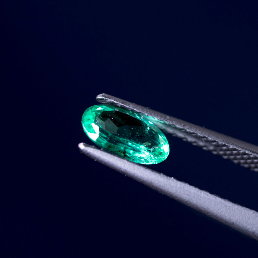 天然エメラルド 0.475ct コロンビア産 ノンオイル・ルース 撮影写真8｜J.C.BAR
