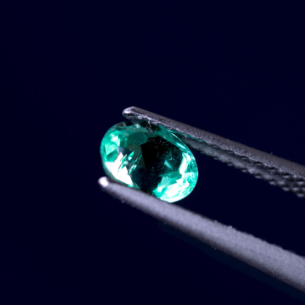 天然エメラルド 0.472ct コロンビア産 ノンオイル・ルース 撮影写真8｜J.C.BAR