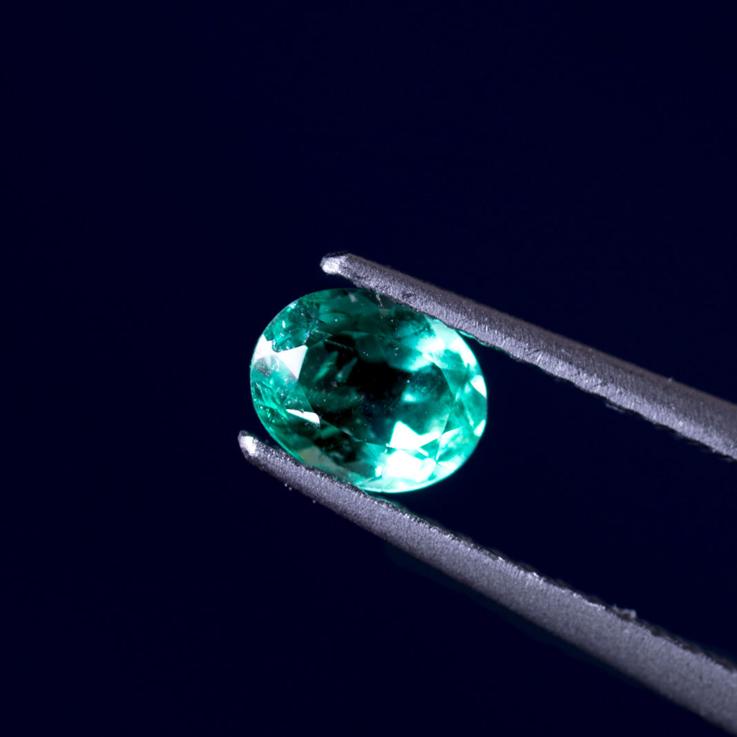 天然エメラルド 0.472ct コロンビア産 ノンオイル・ルース 撮影写真9｜J.C.BAR