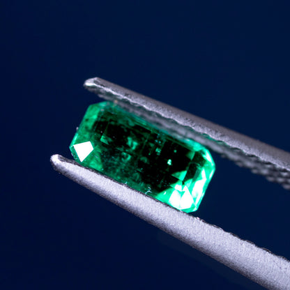 天然エメラルド 0.683ct コロンビア産 ノンオイル・ルース 撮影写真9｜J.C.BAR