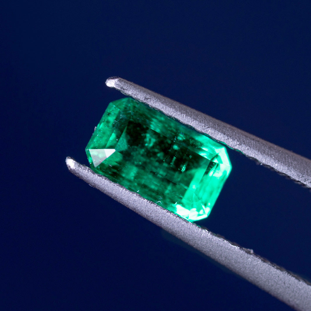 天然エメラルド 0.683ct コロンビア産 ノンオイル・ルース 撮影写真10｜J.C.BAR