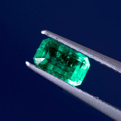 天然エメラルド 0.683ct コロンビア産 ノンオイル・ルース 撮影写真10｜J.C.BAR