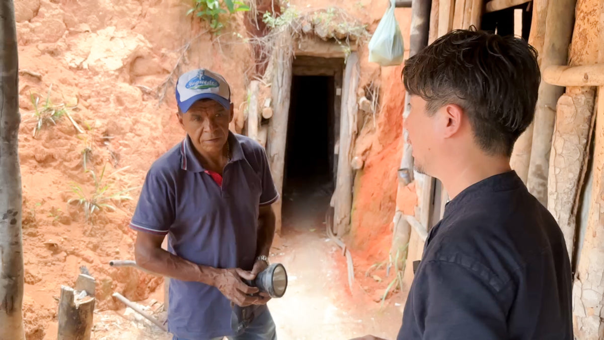 ブラジルの宝石産地を訪れ、現地で鉱山関係者から話を聞くJ.C.BAR嶋 直樹